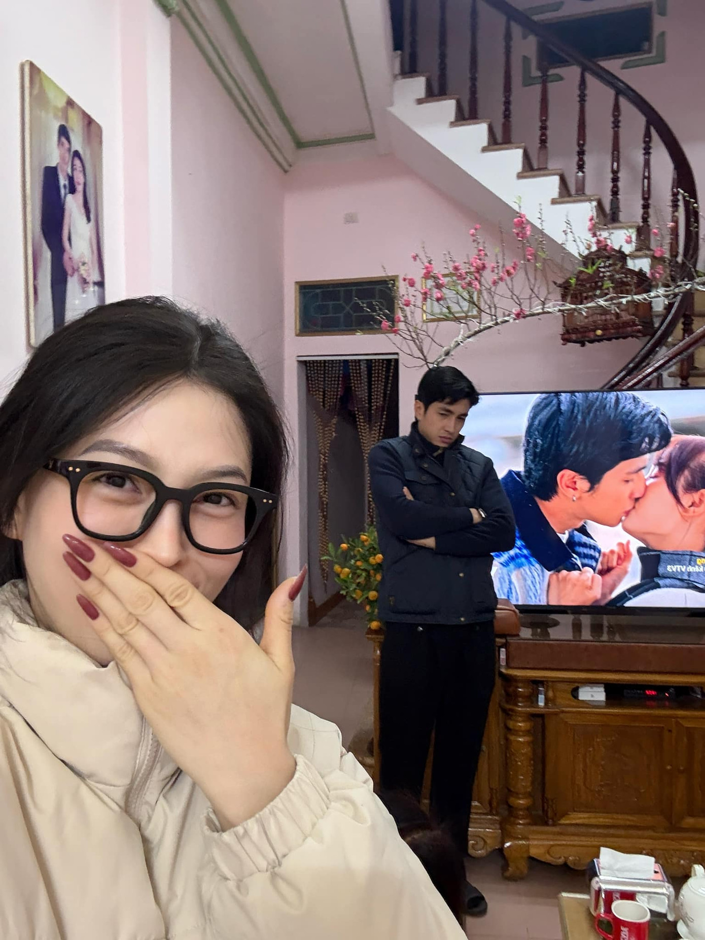 Vợ chồng á hậu Bùi Phương Nga, diễn viên Bình An khoe khoảnh khắc vui nhộn khi chuẩn bị đón Tết cùng gia đình tại quê Phú Thọ của nam diễn viên.