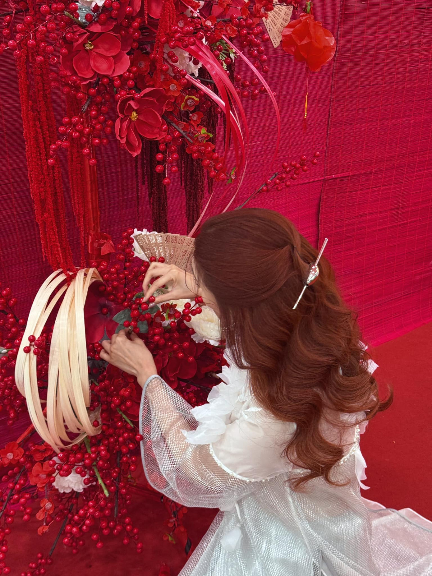 Hoa khôi Lan Khuê tỉ mỉ chăm chút góc decor bên trong căn biệt thự để chuẩn bị đón Tết.