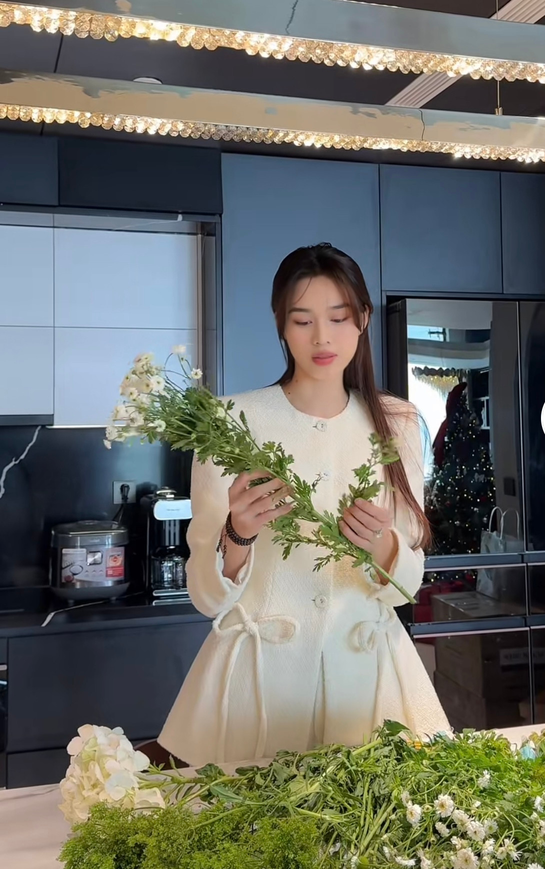 Đỗ Thị Hà cũng cắm nhiều loại hoa trong nhà để có không khí Tết. Cô đi chợ đêm, mua nhiều loại hoa khác nhau để trang trí.