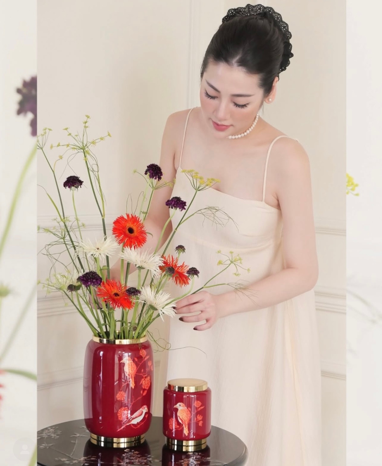 Á hậu Tú Anh cắm hoa để chuẩn bị đón năm mới.