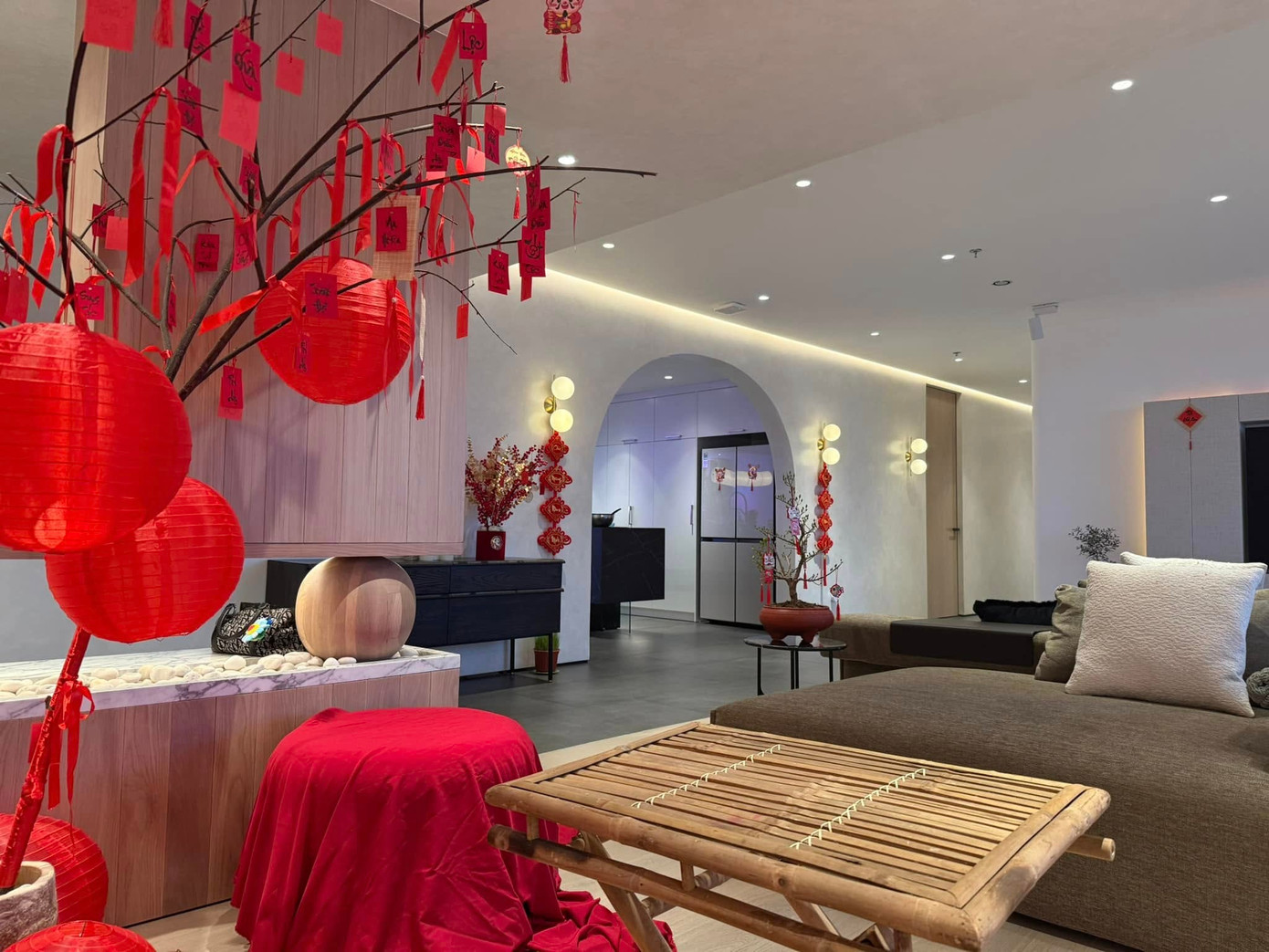 Người đẹp Minh Tú khoe căn hộ gọn gàng, ngăn nắp với góc decor đỏ rực không khí Tết.