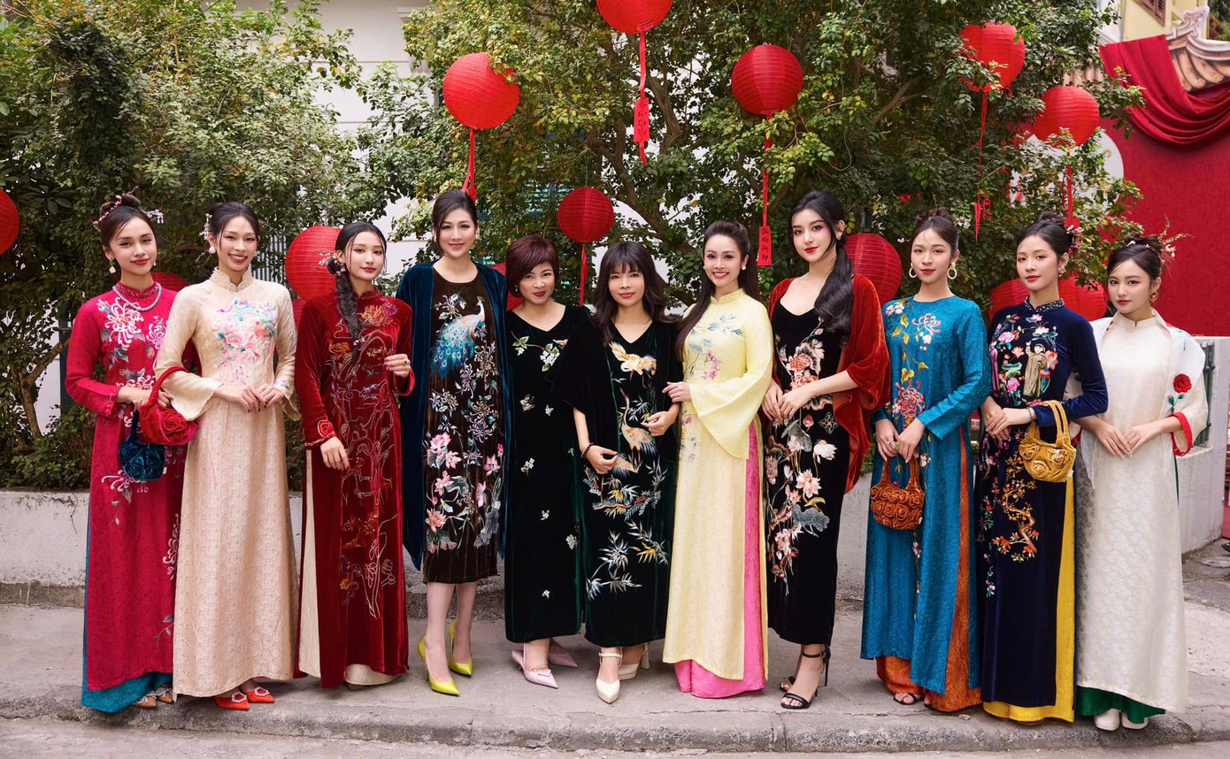 Các nghệ sĩ, hoa hậu, á hậu diện áo dài của NTK Lan Vy. Các nghệ sĩ, hoa hậu, á hậu diện áo dài của NTK Lan Vy.