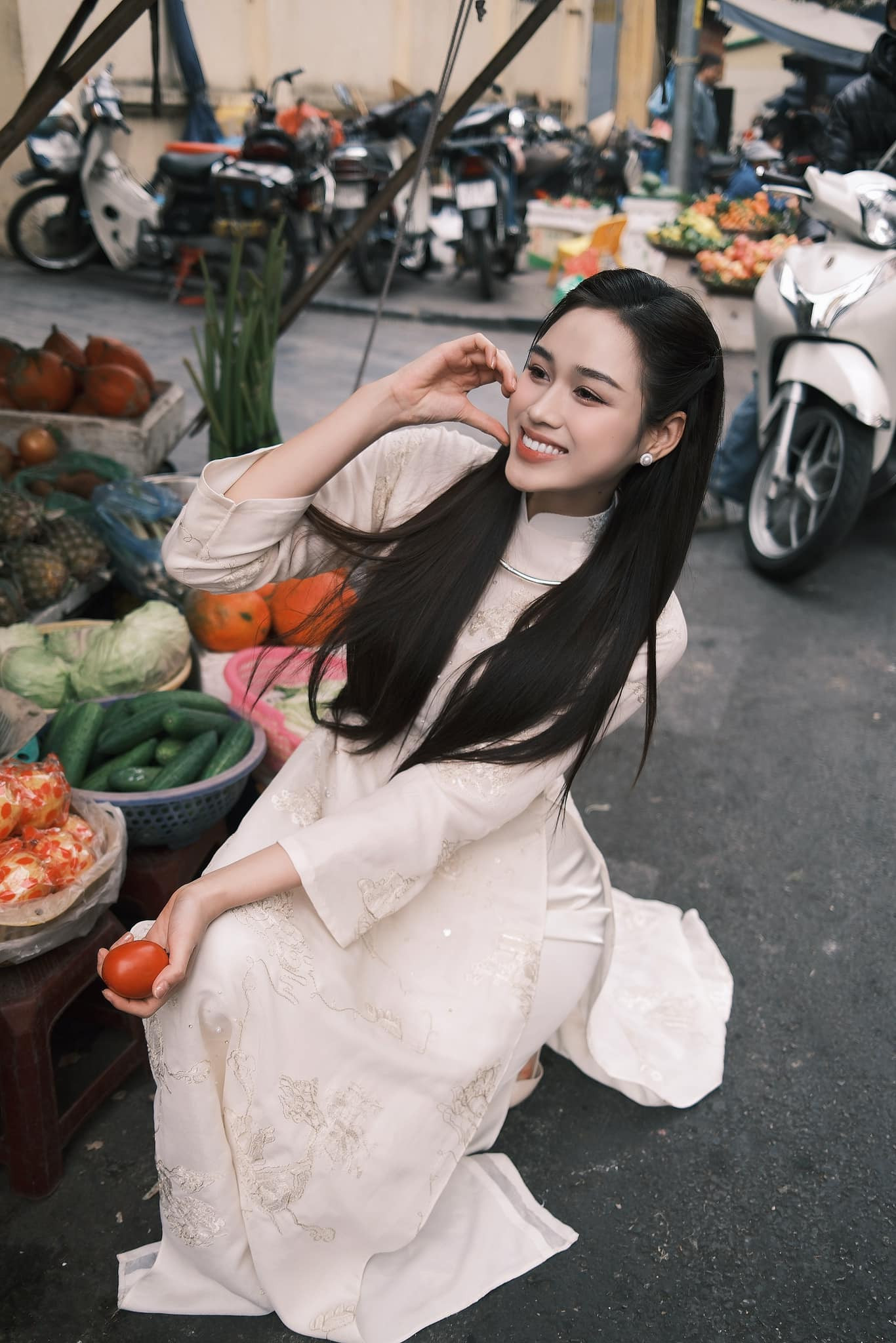 Như mọi năm, Đỗ Thị Hà về quê ở Thanh Hóa để đón Tết cùng gia đình. Bận rộn quanh năm, người đẹp tâm niệm cuối năm là lúc để tề tựu bên gia đình, vì vậy cô tiết giảm công việc, thu xếp về quê sớm.