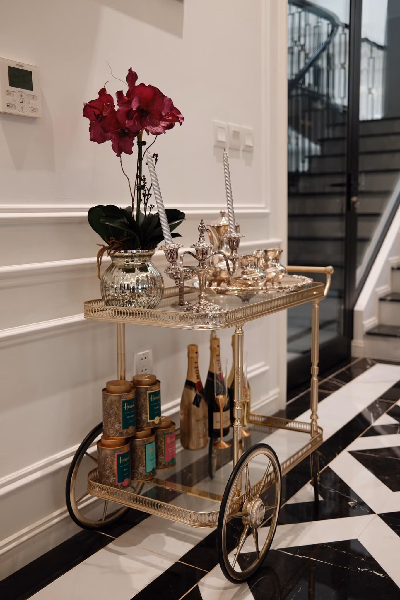 Biệt thự của Huyền My cũng được trang hoàng nhiều hoa tươi cao cấp cùng những đồ decor sang trọng, xa hoa.