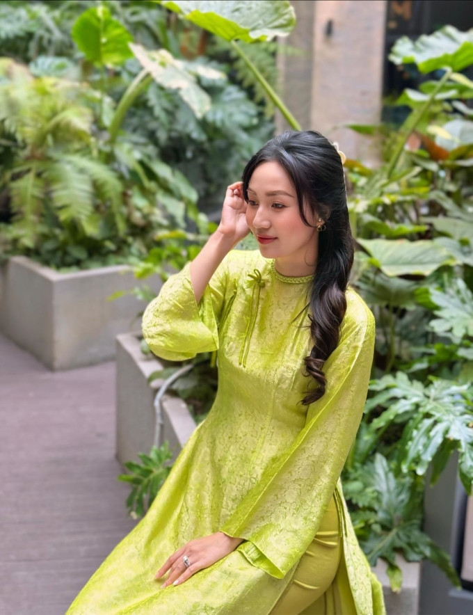 Á hậu Thanh Tú và chị gái - Á hậu Trà My - chọn áo dài lụa gam màu đối lập khi đi dạo phố những ngày cận Tết.