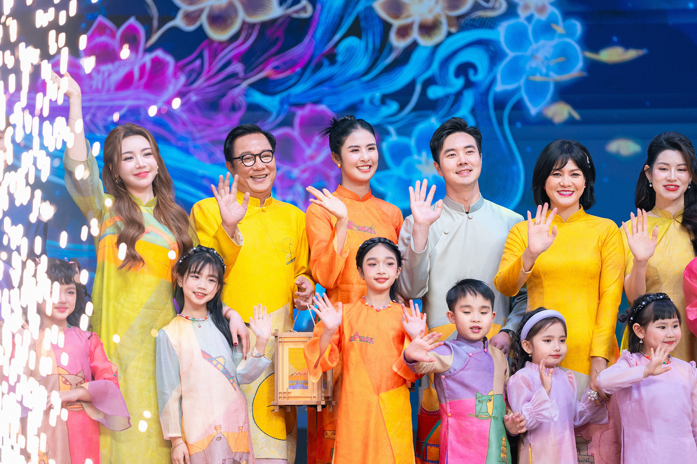 Các nghệ sĩ trình diễn áo dài Tết của Hoa hậu Ngọc Hân.