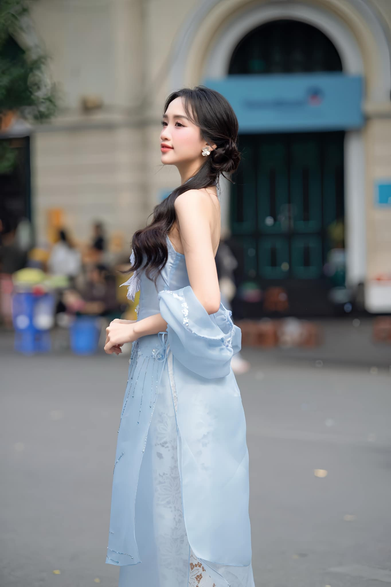 Hoa hậu Sinh viên Việt Nam 2024 Dương Trà Giang chọn áo dài cách điệu kiểu cổ yếm độc đáo, khoe vai trần khi xuống phố ngày cuối năm.