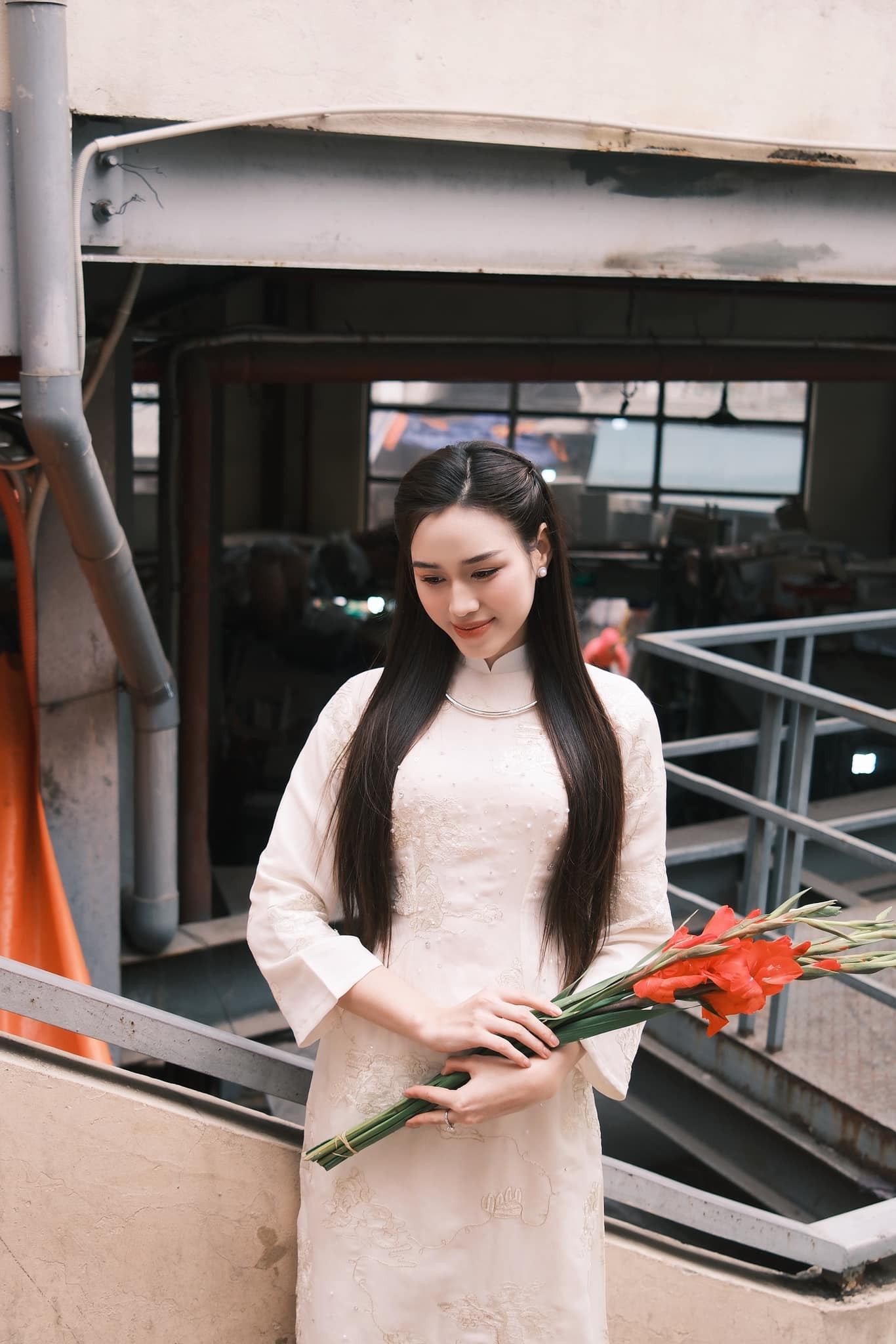 Hoa hậu Việt Nam 2020 để tóc thẳng tự nhiên, trang điểm nhẹ nhàng. Cô tranh thủ đi chợ mua hoa, sắm đồ đạc để về trang trí Tết. Người đẹp cho biết cô thích trang hoàng, dọn dẹp nhà cửa trong những dịp cuối năm để quây quần bên bạn bè.