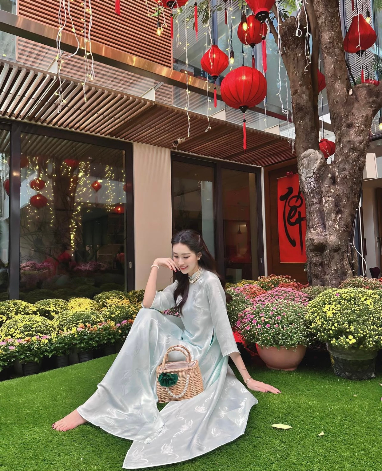 Căn biệt thự của Hoa hậu Đặng Thu Thảo được trang hoàng bởi nhiều hoa mai, cúc rực rỡ, sẵn sàng đón năm mới Ất Tỵ.