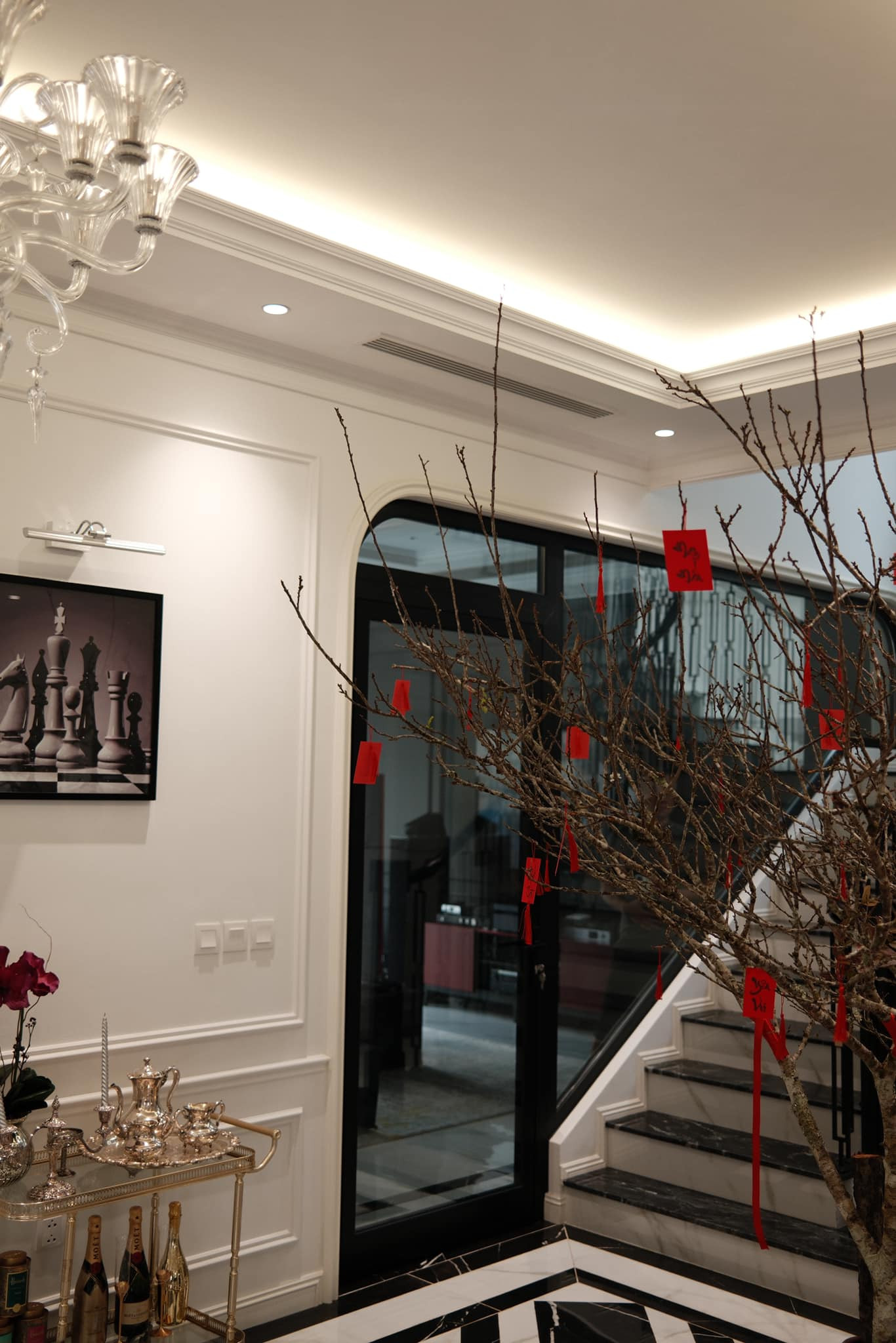 Á hậu Việt Nam 2014 sử dụng nhiều cây đào cỡ lớn để trang trí không gian căn biệt thự.