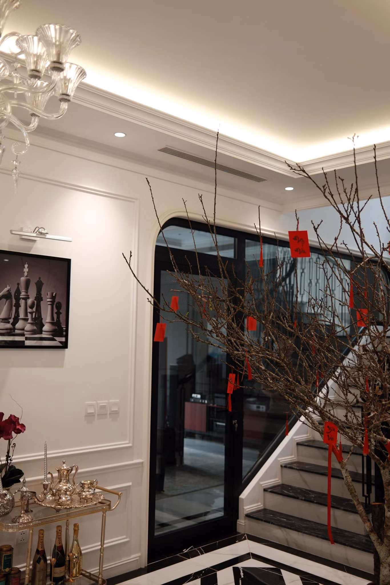 Á hậu Việt Nam 2014 sử dụng nhiều cây đào cỡ lớn để trang trí không gian căn biệt thự.