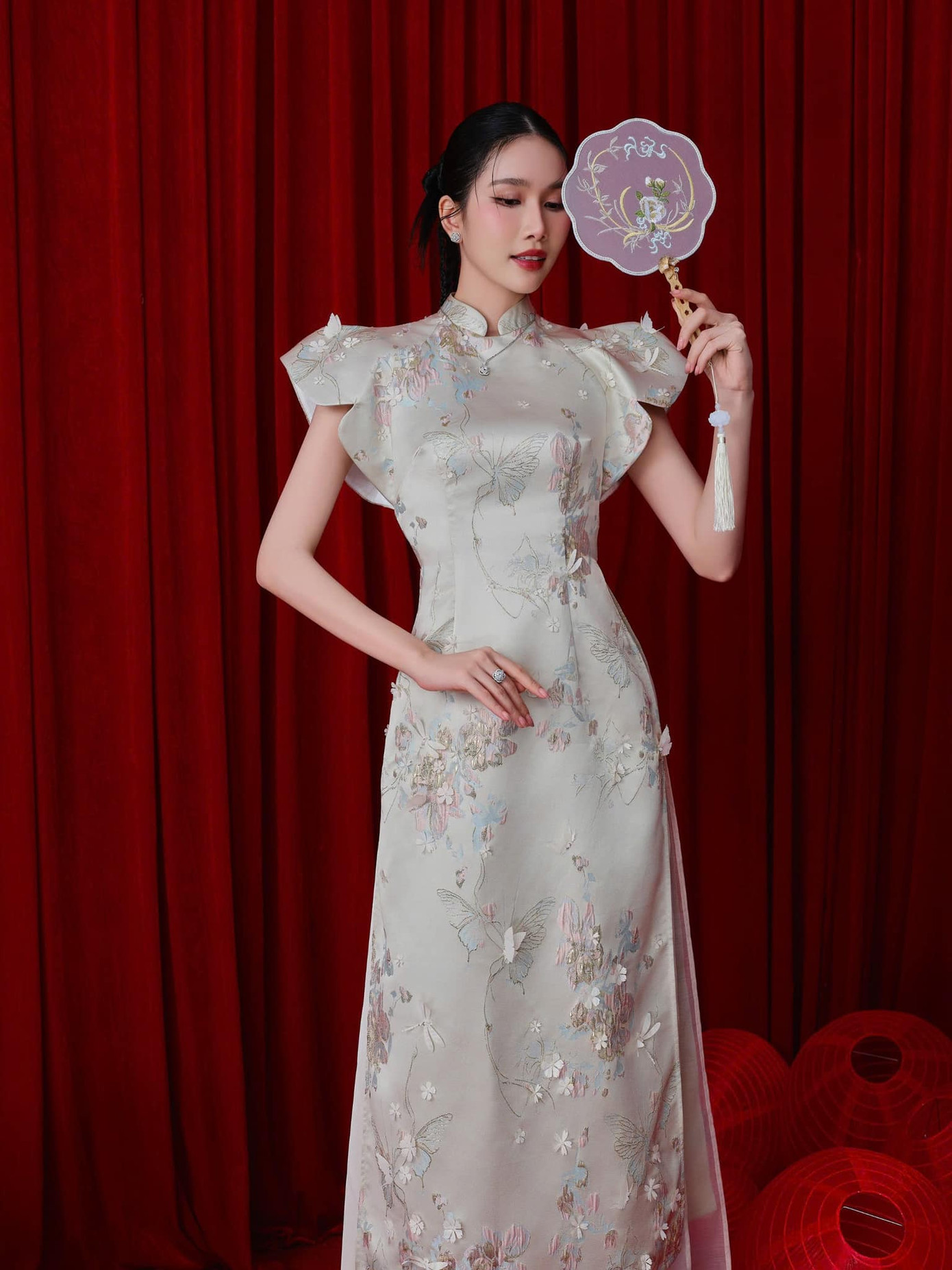 Hoa hậu Lương Thùy Linh, Á hậu Ngọc Thảo, Phương Anh mặc áo dài Tết của NTK Lê Ngọc Lâm.