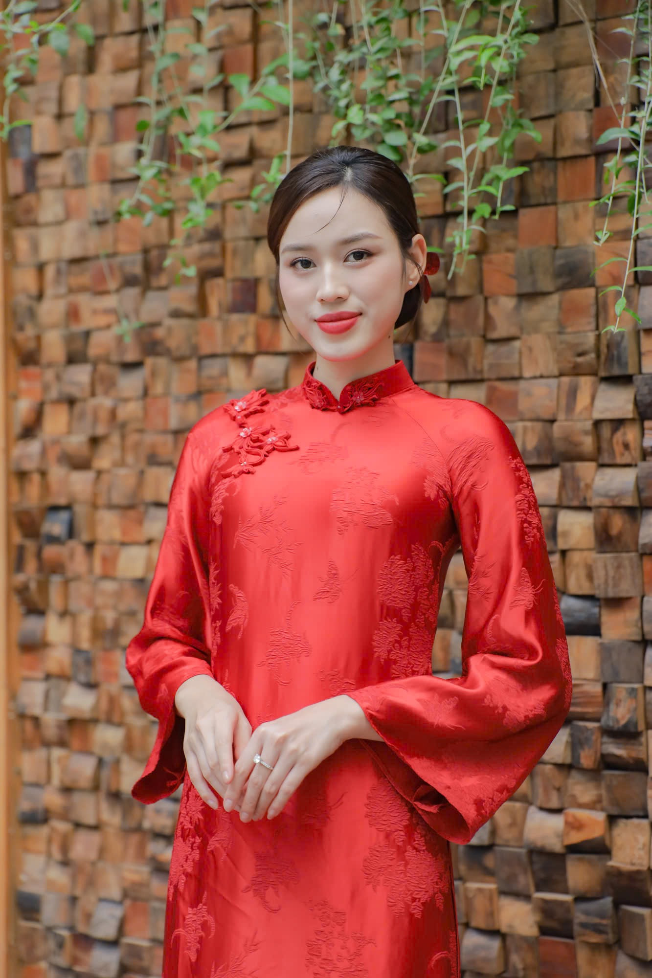 "Có thể mọi người thấy hình ảnh của tôi khác trước nhiều quá nên mới dành những lời có cánh như vậy. So với những người thành công khác thì tôi chưa thể gọi là phú bà được", cô nói.