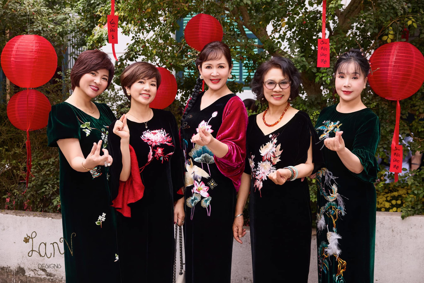 Các nghệ sĩ, hoa hậu, á hậu diện áo dài của NTK Lan Vy. Các nghệ sĩ, hoa hậu, á hậu diện áo dài của NTK Lan Vy.