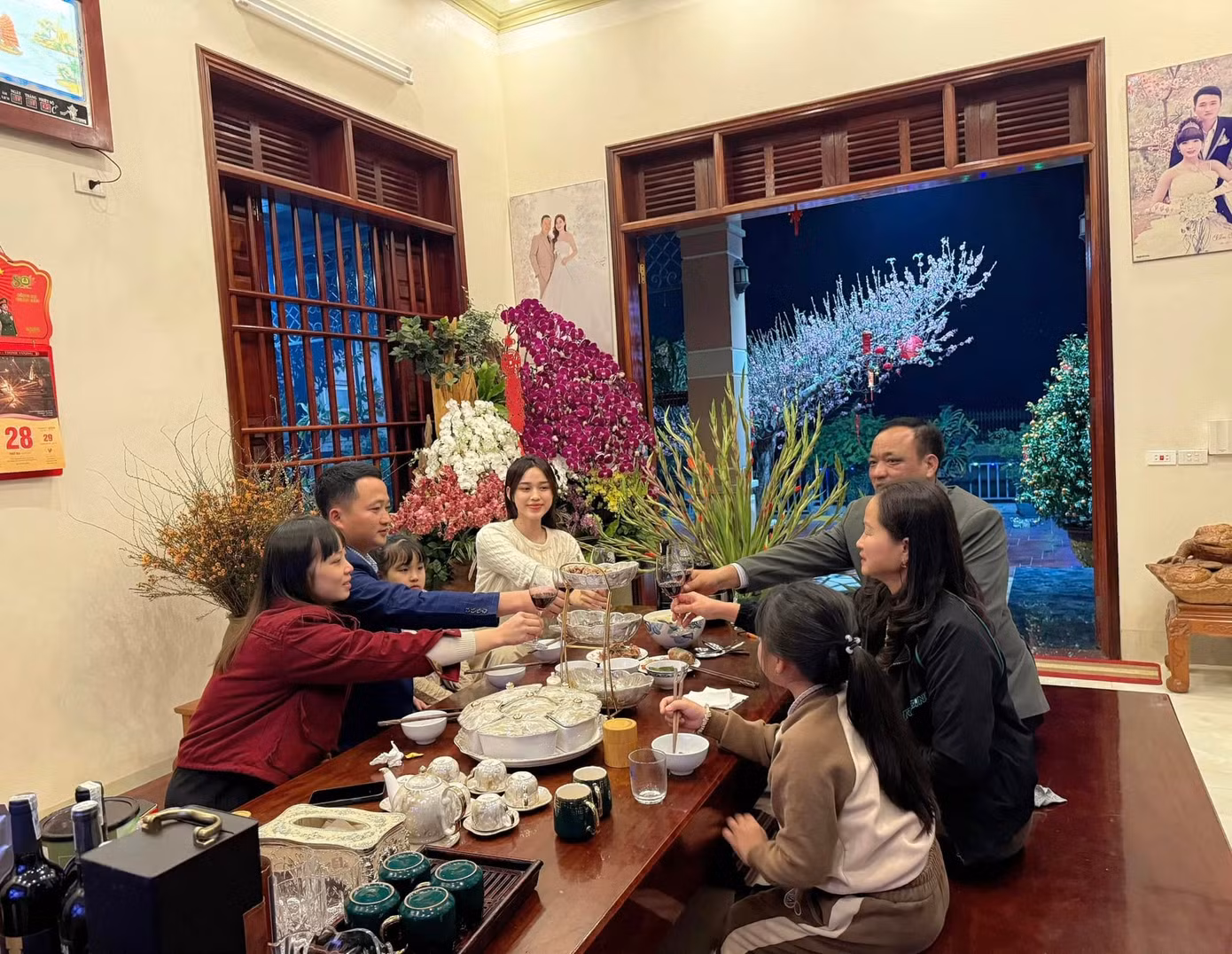 Hoa hậu Đỗ Thị Hà và gia đình quây quần trong khoảnh khắc Giao thừa, đón năm mới Ất Tỵ. Năm nay người đẹp về quê Thanh Hóa sớm để ăn Tết cùng gia đình. Chiều 29 Tết, Đỗ Thị Hà cùng cả nhà dọn dẹp, trang trí nhà cửa để đón năm mới.