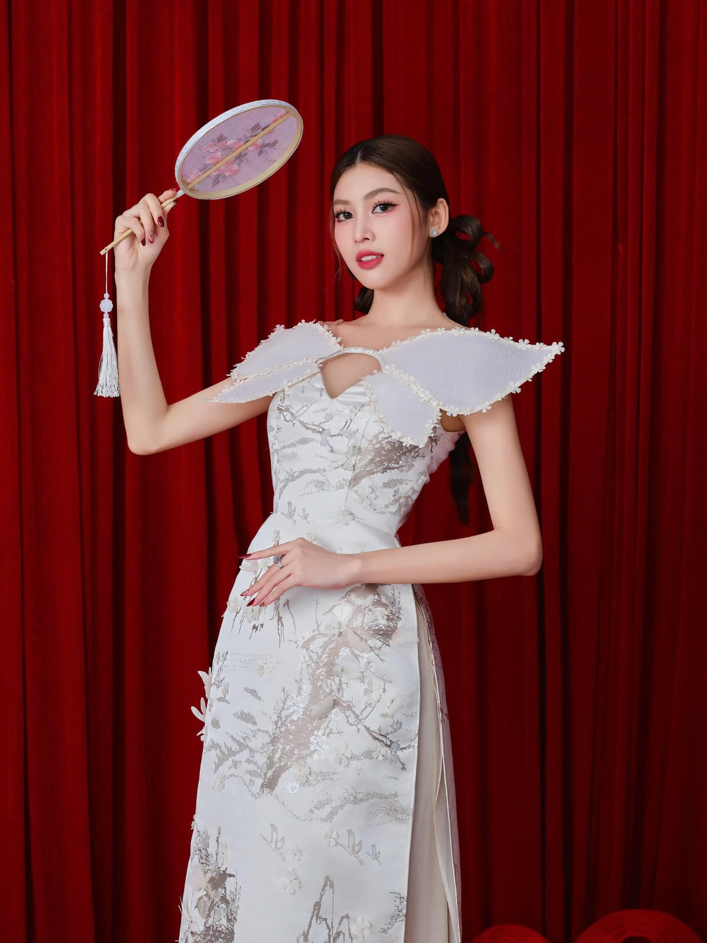 Hoa hậu Lương Thùy Linh, Á hậu Ngọc Thảo, Phương Anh mặc áo dài Tết của NTK Lê Ngọc Lâm.