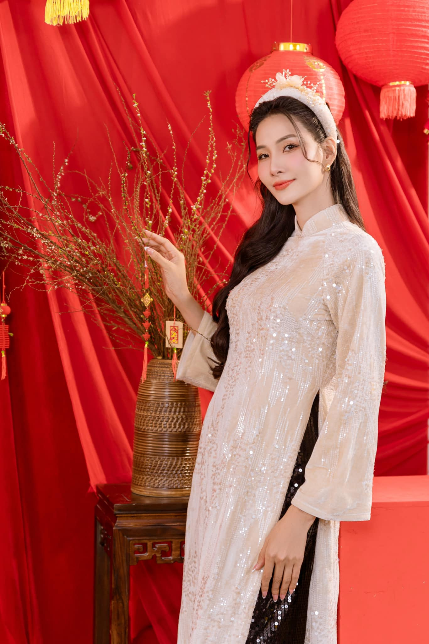 Á hậu Hoàng Thùy nền nã với áo dài, khăn đóng đính kim sa cầu kỳ.