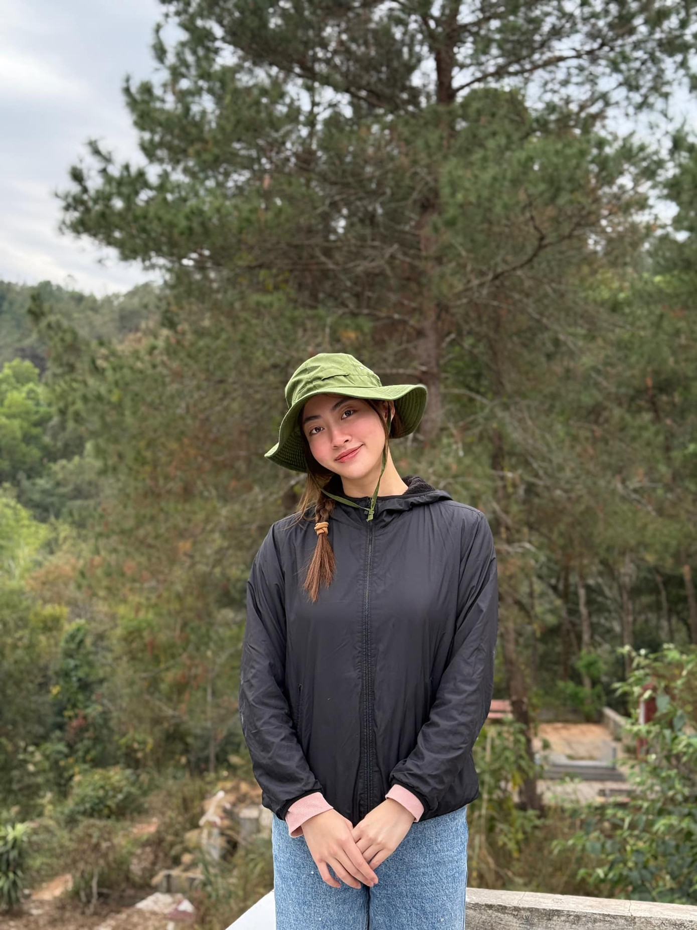 Hoa hậu Lương Thùy Linh cùng bố mẹ và em trai đi tảo mộ ngày cuối năm ở quê hương Cao Bằng.