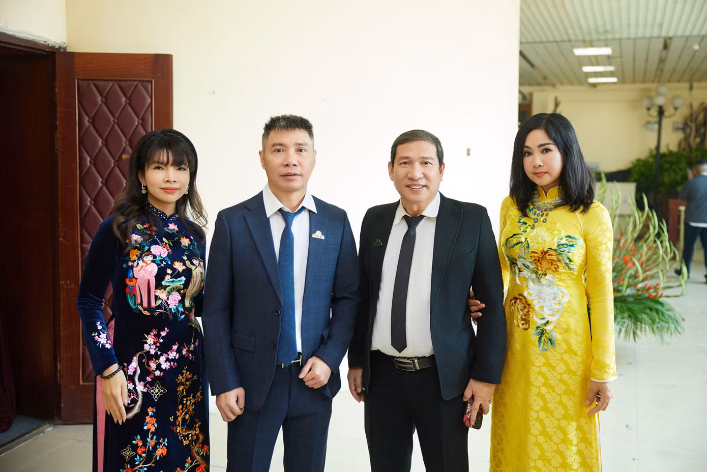 NTK Lan Vy, NSƯT Quang Thắng, NSND Thu Hà chúc mừng nghệ sĩ Công Lý nhận bằng khen.