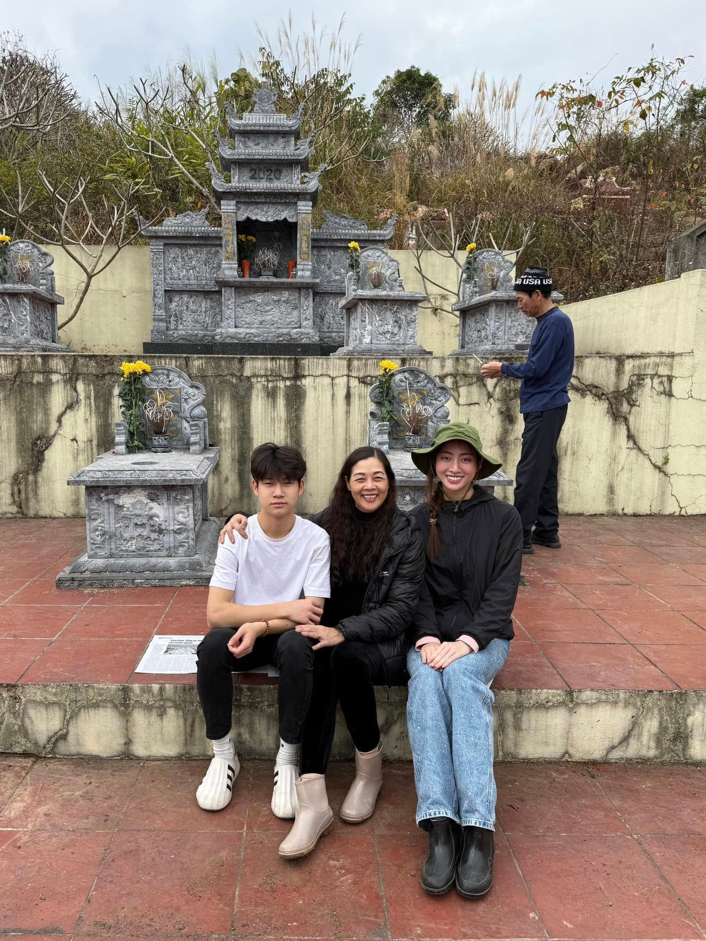 Hoa hậu Lương Thùy Linh cùng bố mẹ và em trai đi tảo mộ ngày cuối năm ở quê hương Cao Bằng.