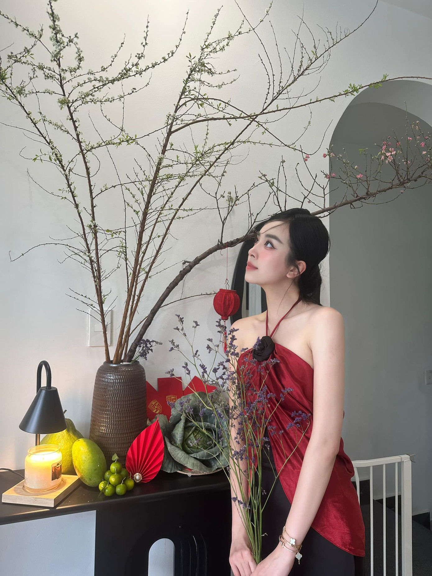 Á hậu Thúy An mặc váy kiểu cổ yếm, khoe vai trần khi chuẩn bị đón Giao thừa. Người đẹp trang trí nhiều góc decor mang đậm không khí Tết trong nhà. Á hậu Thúy An mặc váy kiểu cổ yếm, khoe vai trần khi chuẩn bị đón Giao thừa. Người đẹp trang trí nhiều góc decor mang đậm không khí Tết trong nhà.