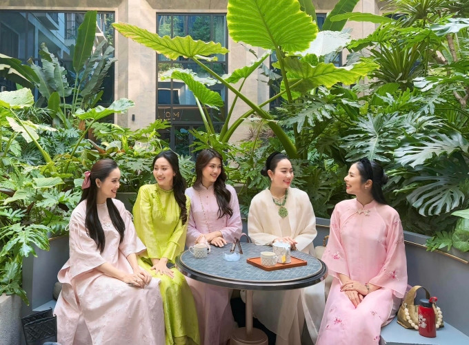 Hai người đẹp hội ngộ hội chị em thân thiết như Hoa hậu Ngọc Hân, người đẹp Tố Như, Lan Hương trong ngày cuối năm. Phong cách áo dài dáng suông thoải mái, giấu dáng được nhiều người đẹp ưa chuộng trong mùa Tết 2025.