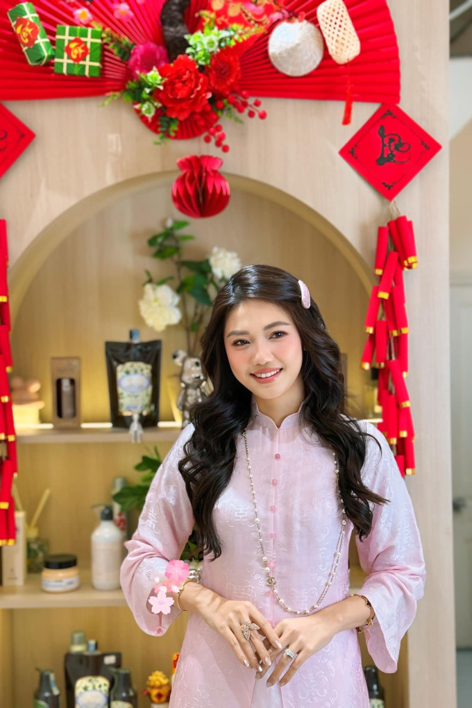 Á hậu Thanh Tú và chị gái - Á hậu Trà My - chọn áo dài lụa gam màu đối lập khi đi dạo phố những ngày cận Tết.