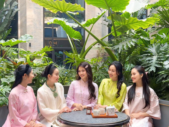 Hai người đẹp hội ngộ hội chị em thân thiết như Hoa hậu Ngọc Hân, người đẹp Tố Như, Lan Hương trong ngày cuối năm. Phong cách áo dài dáng suông thoải mái, giấu dáng được nhiều người đẹp ưa chuộng trong mùa Tết 2025.