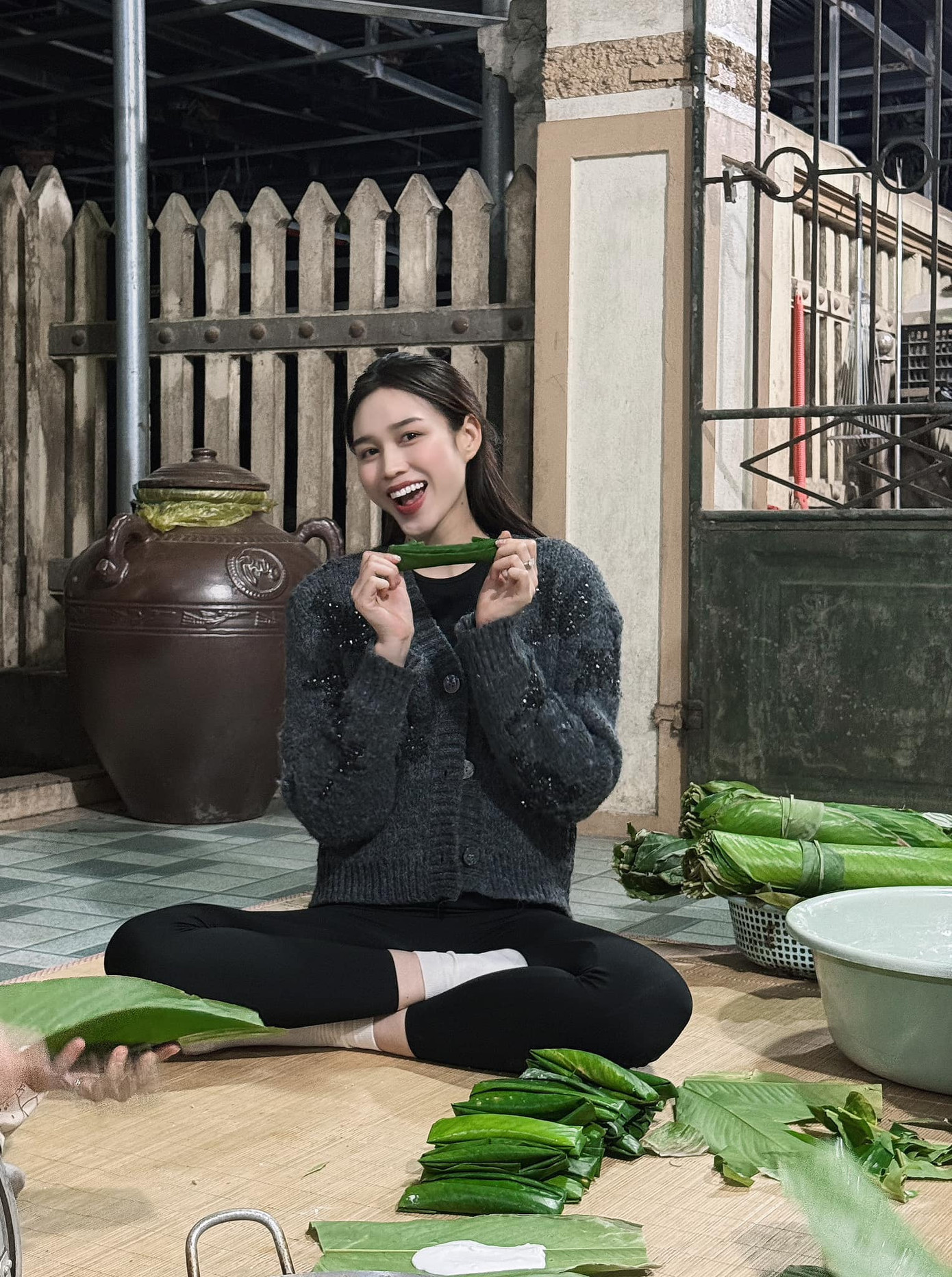 Trước đó, Đỗ Thị Hà cùng người thân quây quần gói bánh lá - món đặc sản của quê hương Thanh Hóa.