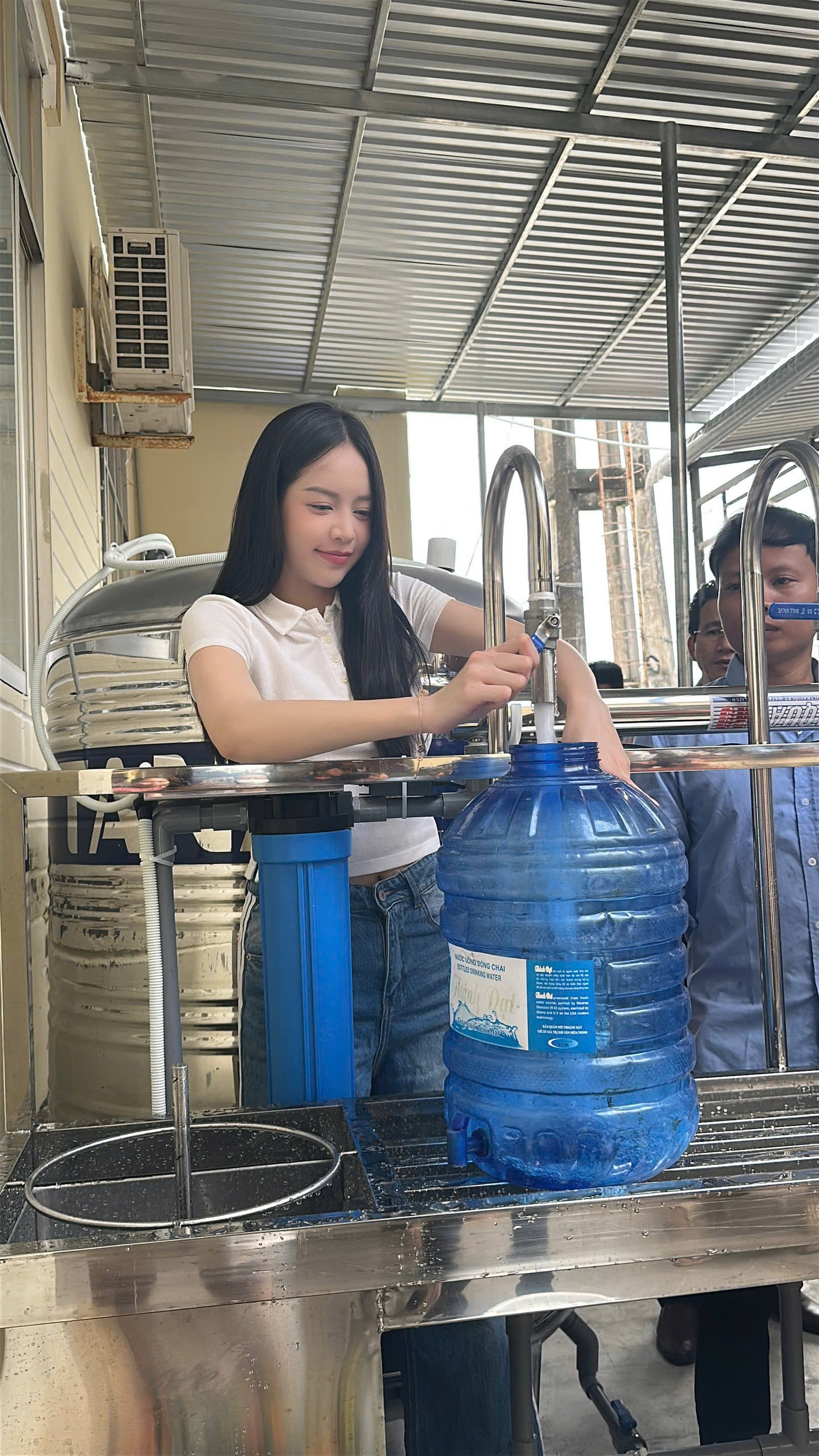 Hoa hậu Thanh Thuỷ trao tặng máy lọc nước và quà Tết cho bà con tại Bạc Liêu. Hoa hậu Thanh Thuỷ trao tặng máy lọc nước và quà Tết cho bà con tại Bạc Liêu.