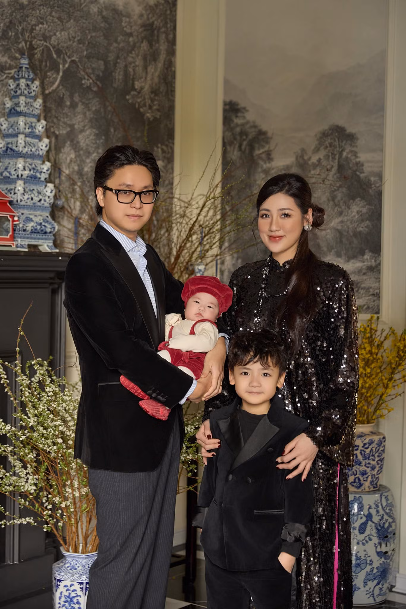 Á hậu Tú Anh cùng chồng và hai con chụp ảnh trong khoảnh khắc chào đón năm mới Ất Tỵ.