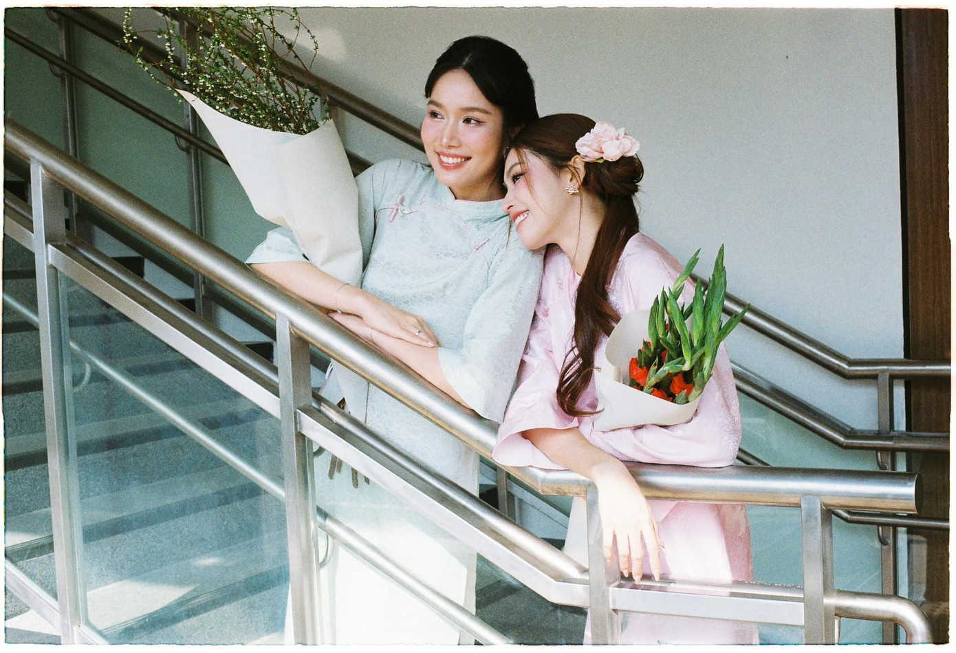 Á hậu Phương Anh, Ngọc Thảo diện áo dài chụp ảnh những ngày cuối năm. Hai người đẹp chọn ga metro đầu tiên của TPHCM để thực hiện bộ ảnh Tết. Đây là địa điểm hot, được nhiều bạn trẻ chọn để chụp ảnh áo dài Tết những ngày cuối năm.