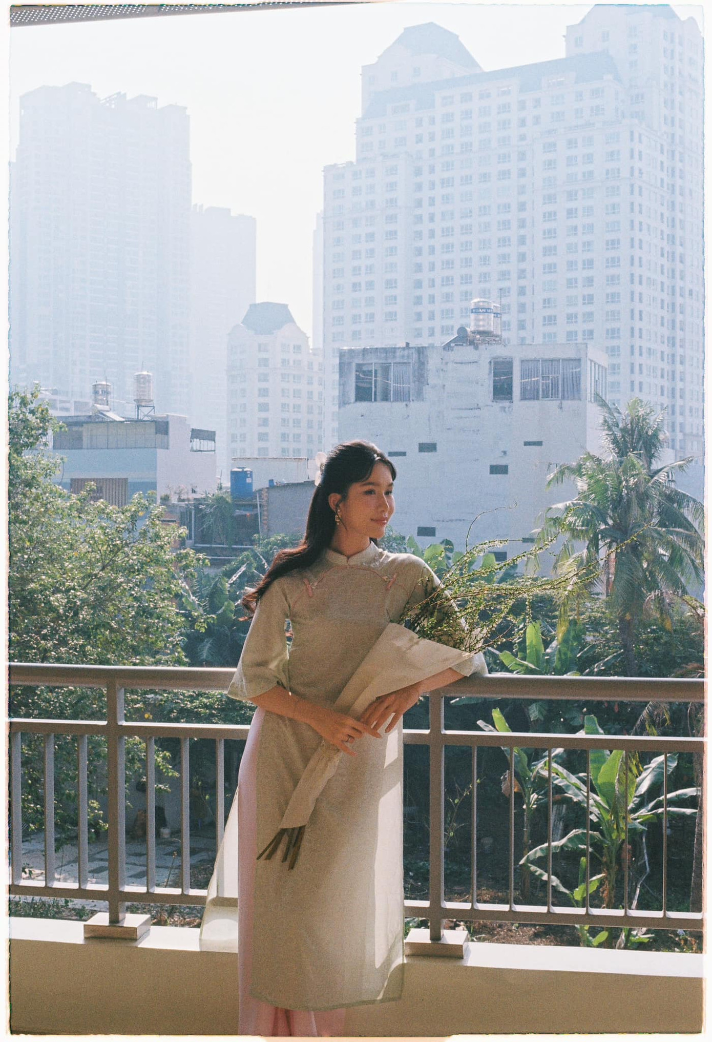 Á hậu Phương Anh ưa chuộng áo dài dáng suông, gam màu pastel nhẹ nhàng. Cô phối cùng phụ kiện giày bệt, kẹp tóc mang phong cách vintage.