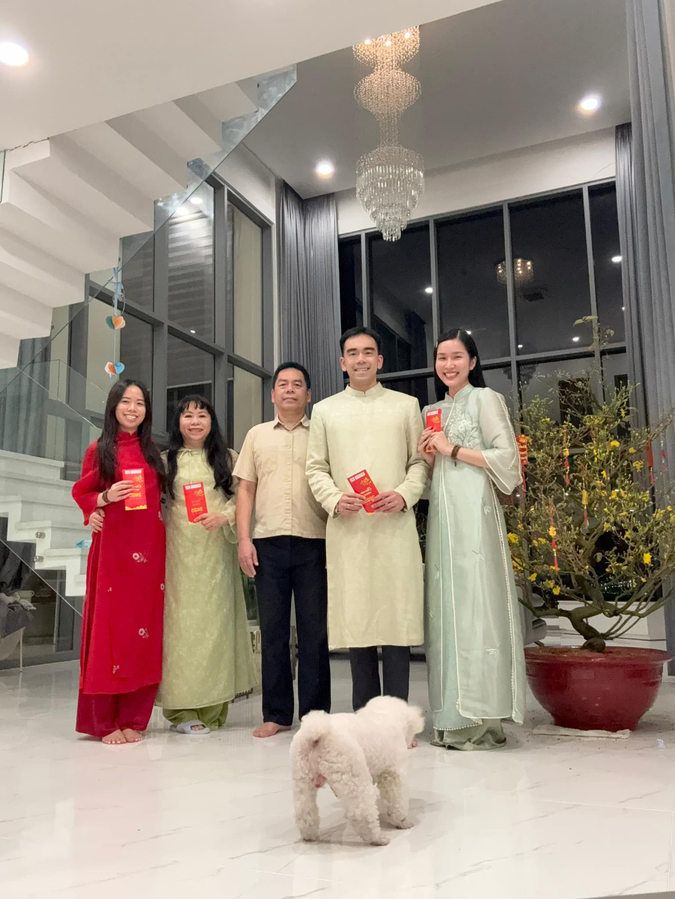 Á hậu Phương Anh cùng gia đình chồng trong khoảnh khắc Giao thừa. Phương Anh nói cô may mắn có bố mẹ chồng hiện đại, nên chủ động phân bổ thời gian để có thể đón Tết cùng cả hai bên gia đình nội ngoại. Á hậu Phương Anh cùng gia đình chồng trong khoảnh khắc Giao thừa. Phương Anh nói cô may mắn có bố mẹ chồng hiện đại, nên chủ động phân bổ thời gian để có thể đón Tết cùng cả hai bên gia đình nội ngoại.