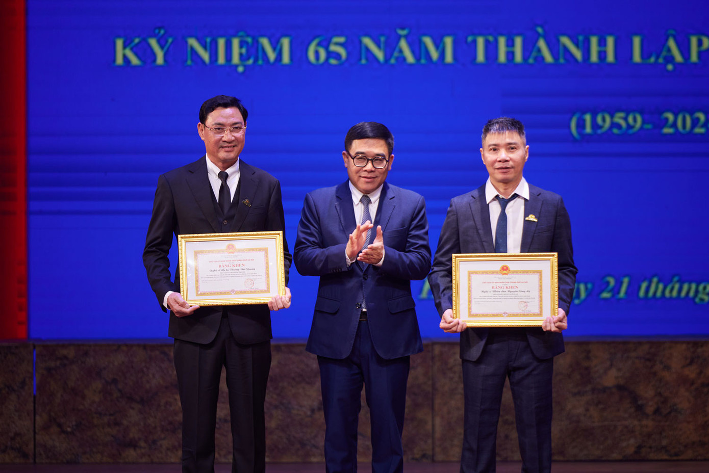 NSND Trung Hiếu nhận Huân chương Lao động hạng Ba. NSND Công Lý và NSƯT Đức Quang nhận bằng khen của UBND TP Hà Nội. NSND Trung Hiếu nhận Huân chương Lao động hạng Ba. NSND Công Lý và NSƯT Đức Quang nhận bằng khen của UBND TP Hà Nội.