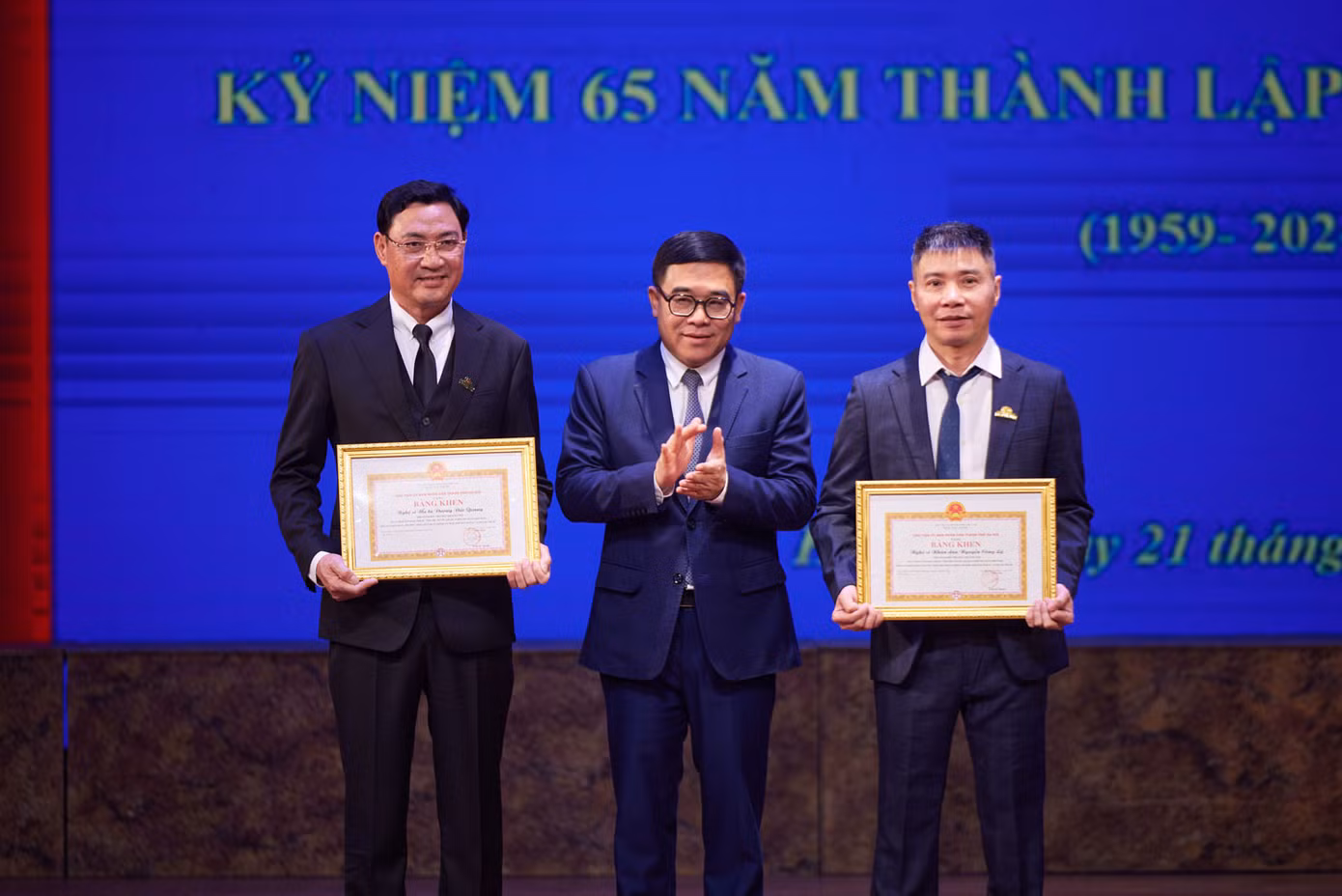 NSND Trung Hiếu nhận Huân chương Lao động hạng Ba. NSND Công Lý và NSƯT Đức Quang nhận bằng khen của UBND TP Hà Nội.