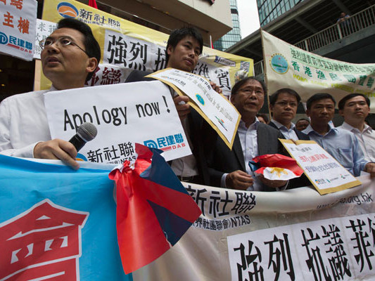 Người dân Đài Loan trong nhiều ngày qua đã biểu tình yêu cầu chính phủ Philippines xin lỗi về vụ bắn chết ngư dân hôm 9/5. Ảnh: Tân Hoa Xã