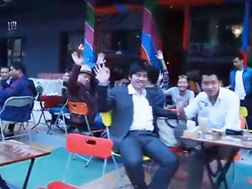 Hình ảnh "thời huy hoàng" của Zone 9 và nụ cười của những con người yêu mến nơi đây còn lưu mãi trong clip. Hình ảnh