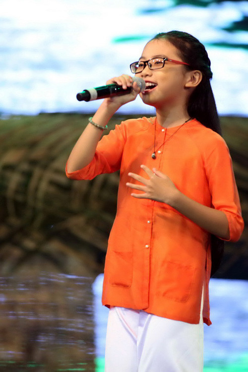 Cô bé dân ca Phương Mỹ Chi hát trong liveshow Hát trên quê hương 2 - Ảnh: Độc Lập