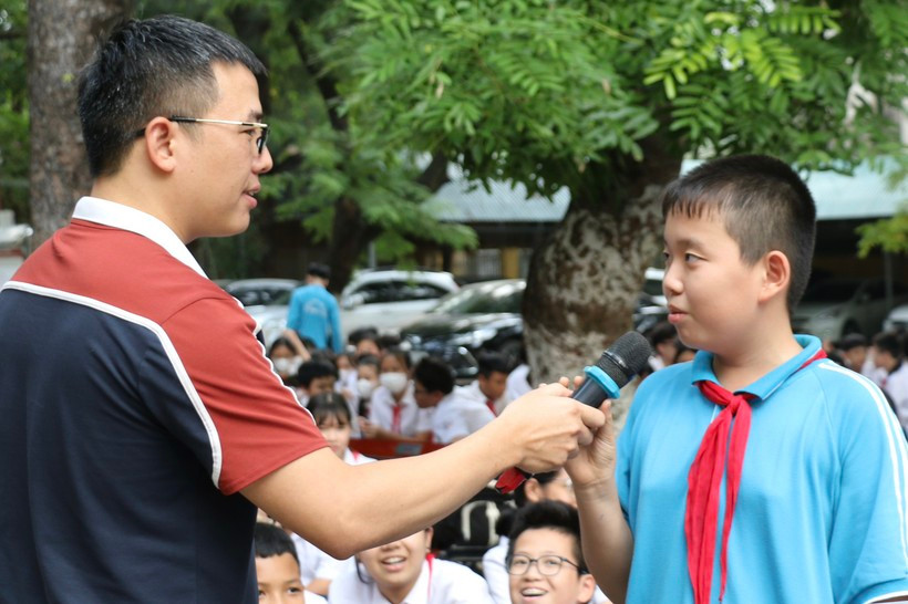 Học sinh thảo luận về kỹ năng sử dụng mạng xã hội an toàn.