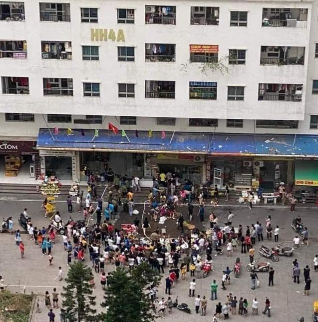 Theo đó, chiều cùng ngày cửa hàng tiện lợi tại tầng 1 tòa HH4A khu chung cư HH Linh Đàm bất ngờ bốc cháy.