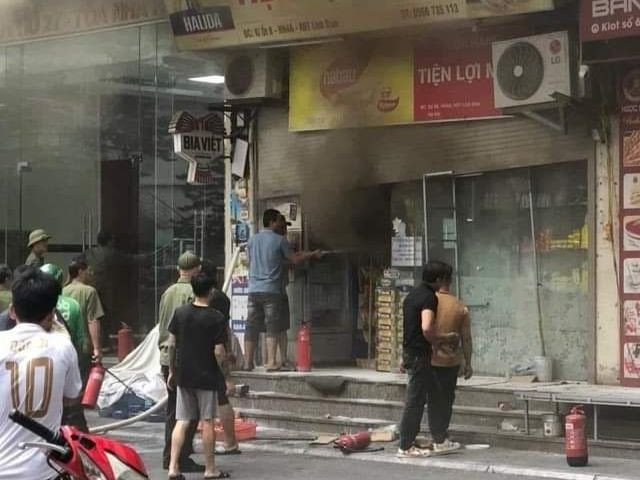 Trao đổi với PV, đại diện UBND phường Hoàng Liệt (quận Hoàng Mai, TP Hà Nội) xác nhận xảy ra vụ cháy cửa hàng tiện lợi tại khu chung cư HH Linh Đàm vào chiều 21/10.