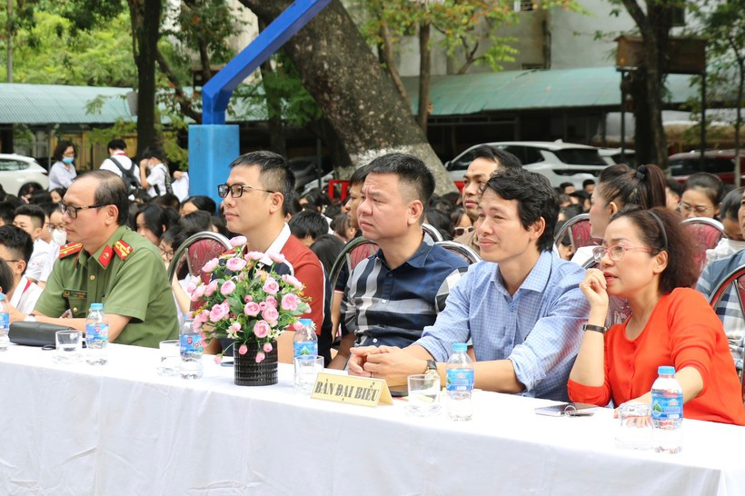 Các đại biểu tham dự chuyên đề "Sử dụng mạng xã hội an toàn" tại Trường THCS Đống Đa.