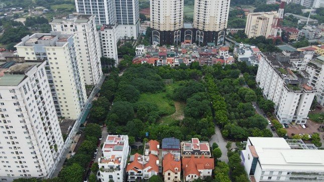 Ô đất cây xanh thể thao tại KĐT Trung Văn quây tôn nhiều năm không triển khai gây nhếch nhác, lãng phí. Ô đất cây xanh thể thao tại KĐT Trung Văn quây tôn nhiều năm không triển khai gây nhếch nhác, lãng phí.