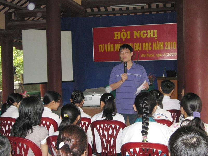 Anh Vũ Ngọc Nghị, cán bộ phòng đào tạo Học viện Cảnh sát Nhân dân đang tư vấn