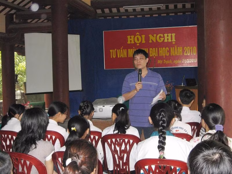 Anh Vũ Ngọc Nghị, cán bộ phòng đào tạo Học viện Cảnh sát Nhân dân đang tư vấn