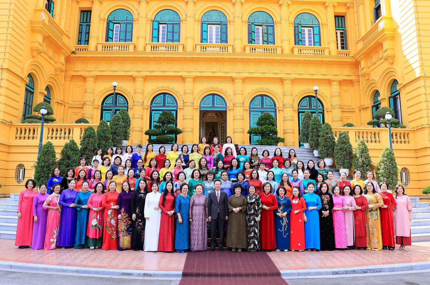 Các đại biểu cùng chụp ảnh kỷ niệm với Chủ tịch nước Võ Văn Thưởng