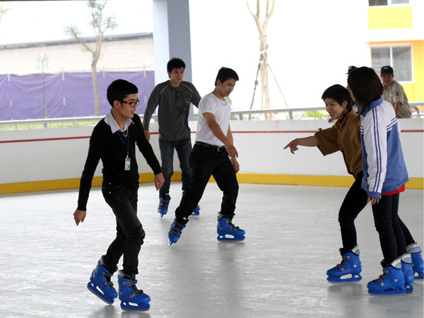 Sân băng trượt là từ nhựa tổng hợp. Trước khi trượt được phun một lớp dầu sáp bôi trơn. Tùy lượng người và thời tiết để có mức độ phâ thích hợp