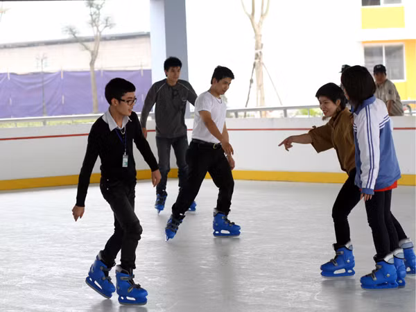 Sân băng trượt là từ nhựa tổng hợp. Trước khi trượt được phun một lớp dầu sáp bôi trơn. Tùy lượng người và thời tiết để có mức độ phâ thích hợp. Sân băng trượt là từ nhựa tổng hợp. Trước khi trượt được phun một lớp dầu sáp bôi trơn. Tùy lượng người và thời tiết để có mức độ phâ thích hợp