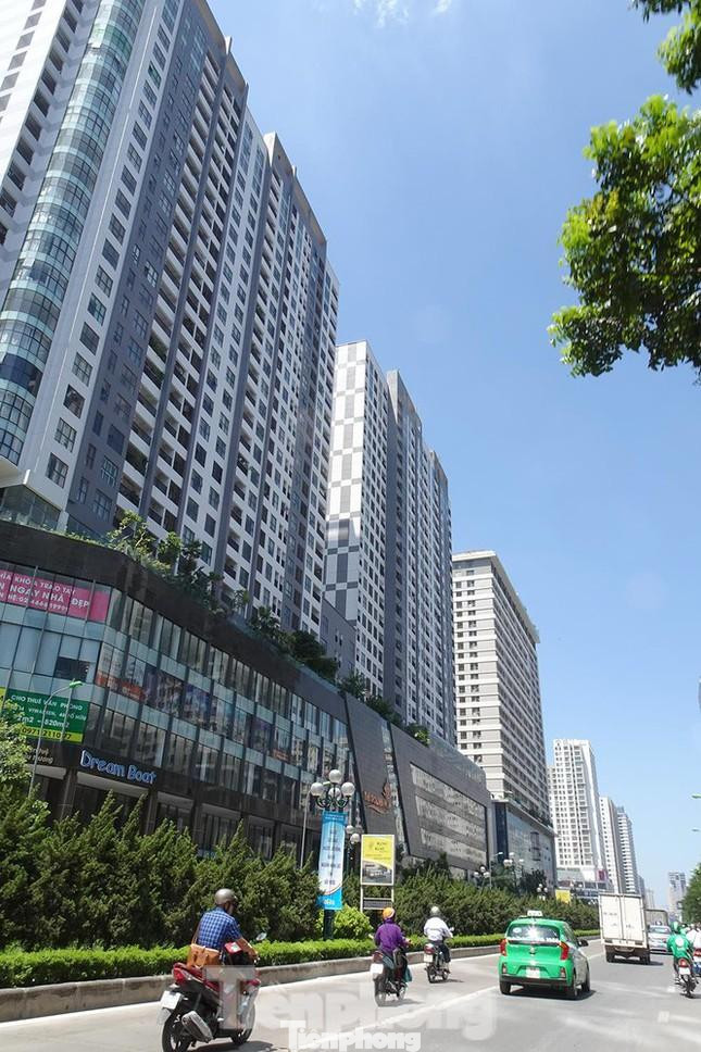 Ngoài ra, tại 32 dự án công trình có nội dung vi phạm QCXDVN ban hành theo Quyết định 682, gồm: Một dự án về mật độ; 31 dự án công trình về cây xanh (Tiểu học Lý Thái Tổ, 14 dự án hai bên đường Lê Văn Lương, 15 dự án hai bên đường Tố Hữu).